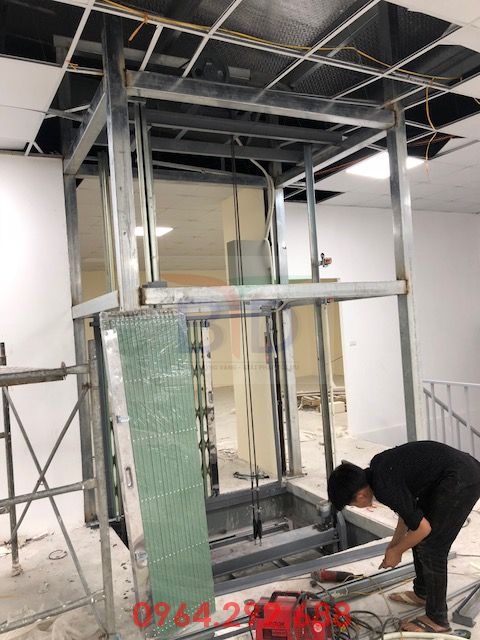 Hoàn thành lắp dựng khung hố thang máy tải hàng 300kg tại công ty dược Generic