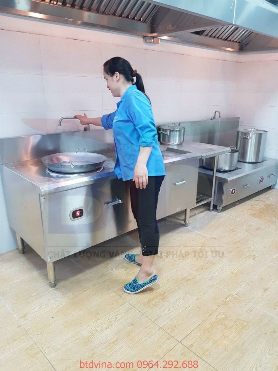 Bếp điện từ đôi công nghiệp mặt lòm kèm vòi rửa tại nhà máy Nam Định