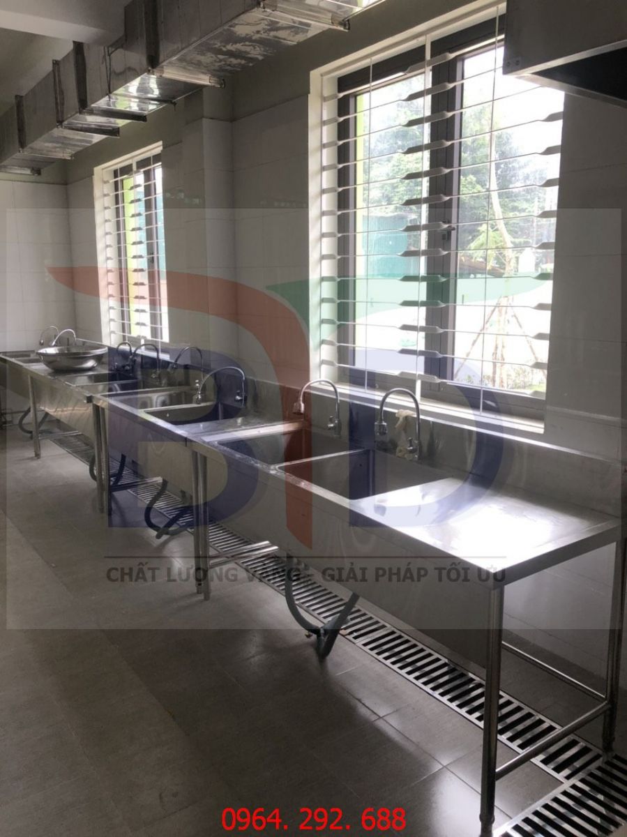 Bàn chậu rửa inox 304 trong khu bếp trường mầm non Phương Anh- Suối Hoa- Bắc Ninh