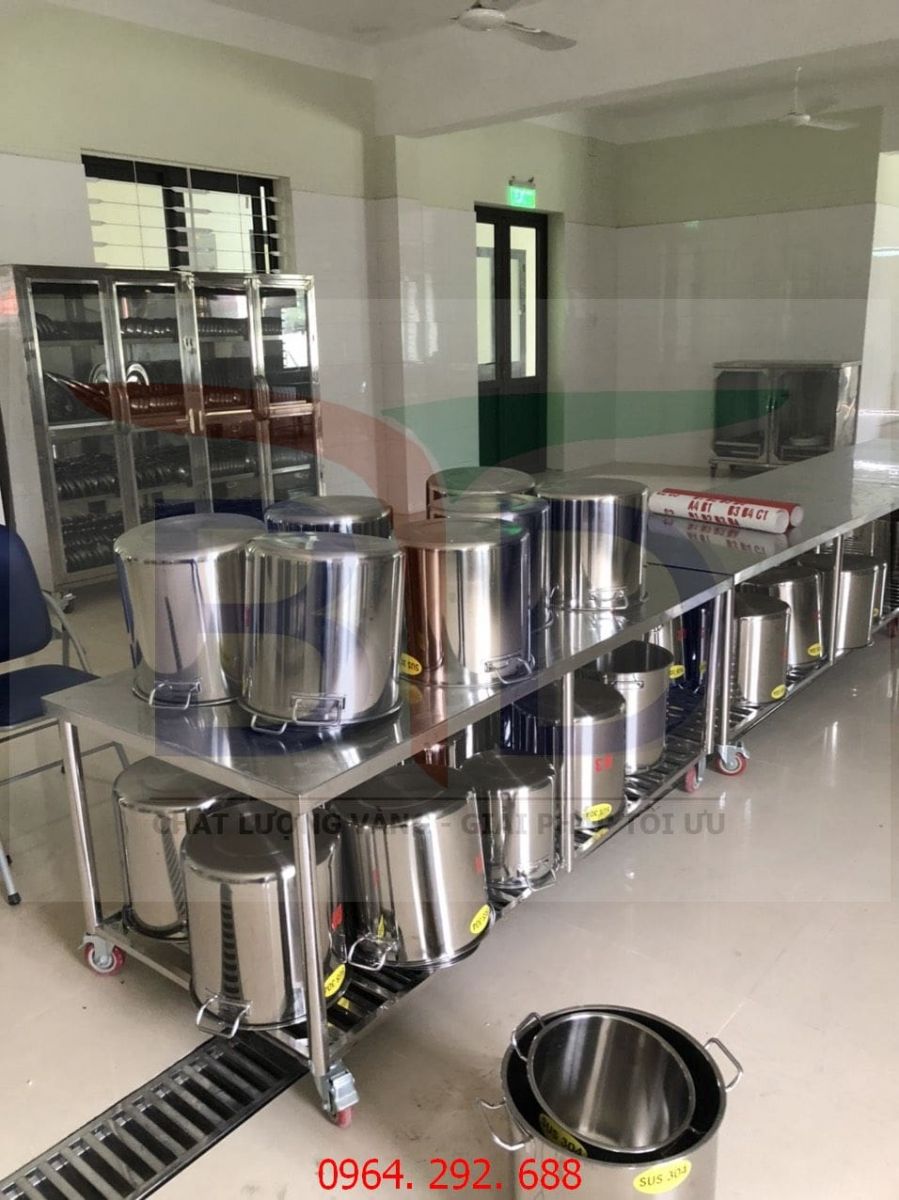Bàn chia soạn di động trong khu bếp trường mầm non Phương Anh- Suối Hoa- Bắc Ninh