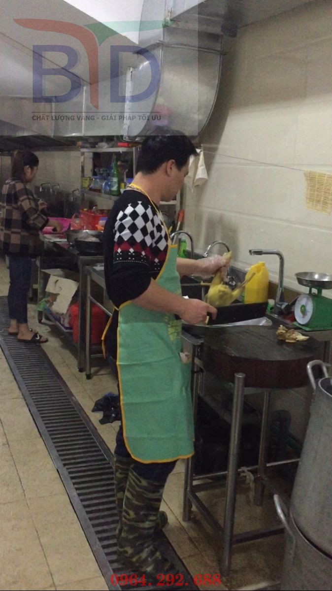 Giá inox để thớt chặt tại khu bếp Trung tâm hội nghị tỉnh Cao Bằng