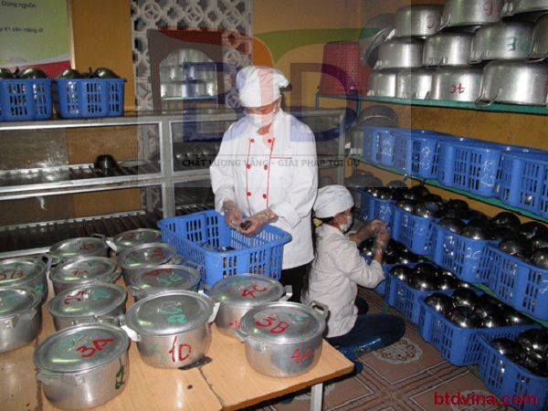Giá nan inox 3 tầng trong khu bếp tại trường mầm non Hoa Hồng- Cầu Giấy- Hà Nội