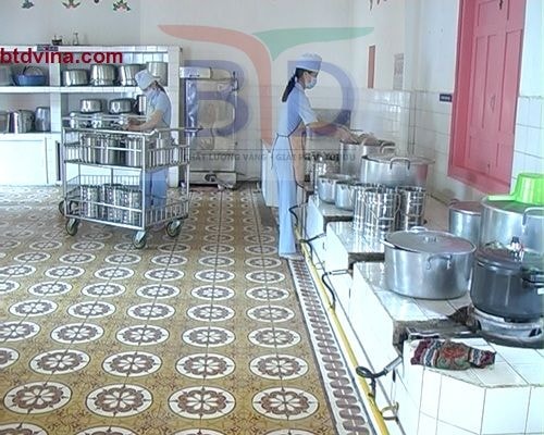 Xe đẩy thức ăn 2 tầng trong khu bếp tại trường mầm non Hoa Hồng- Cầu Giấy- Hà Nội