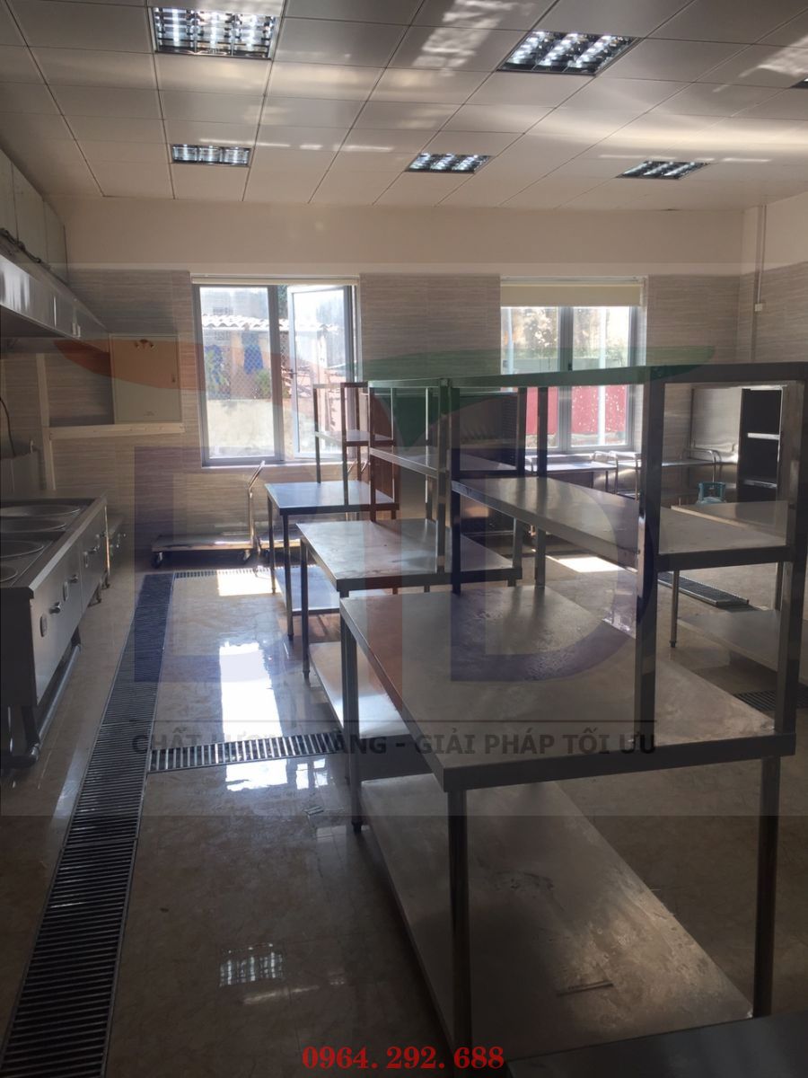 Bàn inox kèm giá phẳng 2 tầng khu bếp trường đào tạo cán bộ BIDV