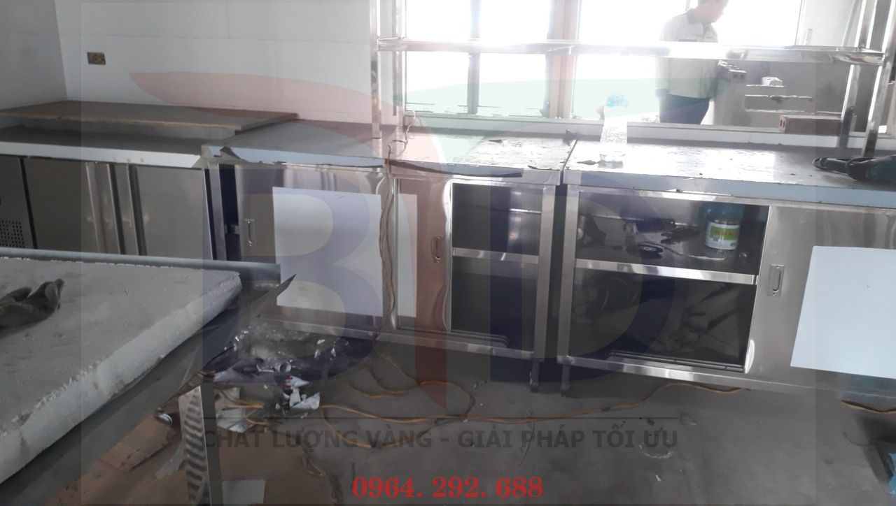 Bàn inox có giá phẳng dưới cửa lùa tại bếp khu nhà ăn Viện khoa học hình sự Bộ Công An- 99 Nguyễn Tuân- Thanh Xuân- Hà Nội