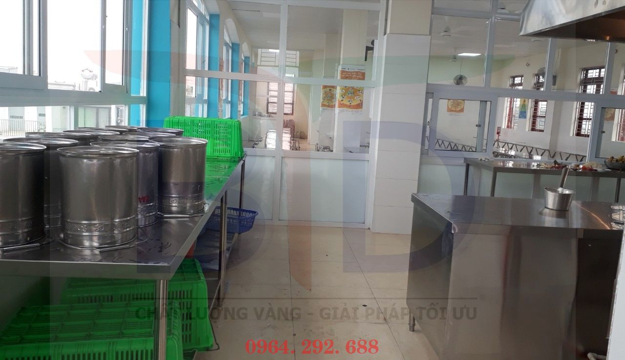 Bàn inox có giá phẳng dưới khu bếp trường tiểu học Nguyễn Công Trứ- Hải Phòng