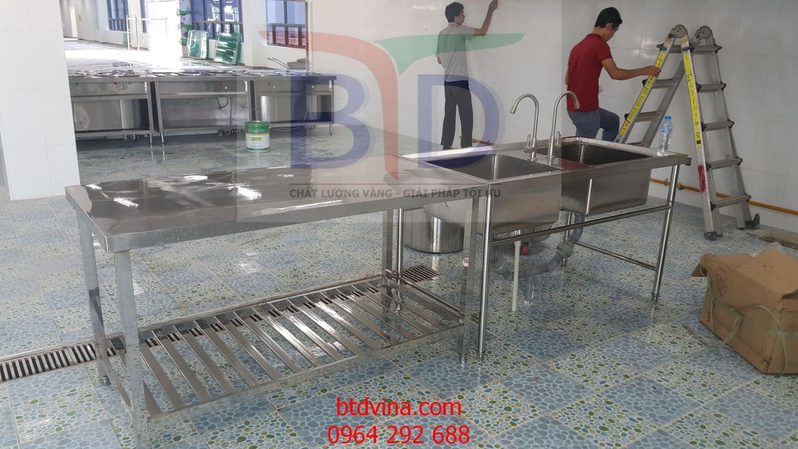 Chậu rửa inox 2 ngăn tại khu bếp nhà máy Hanyang Digitech Vina- Phú Hà- Phú Thọ