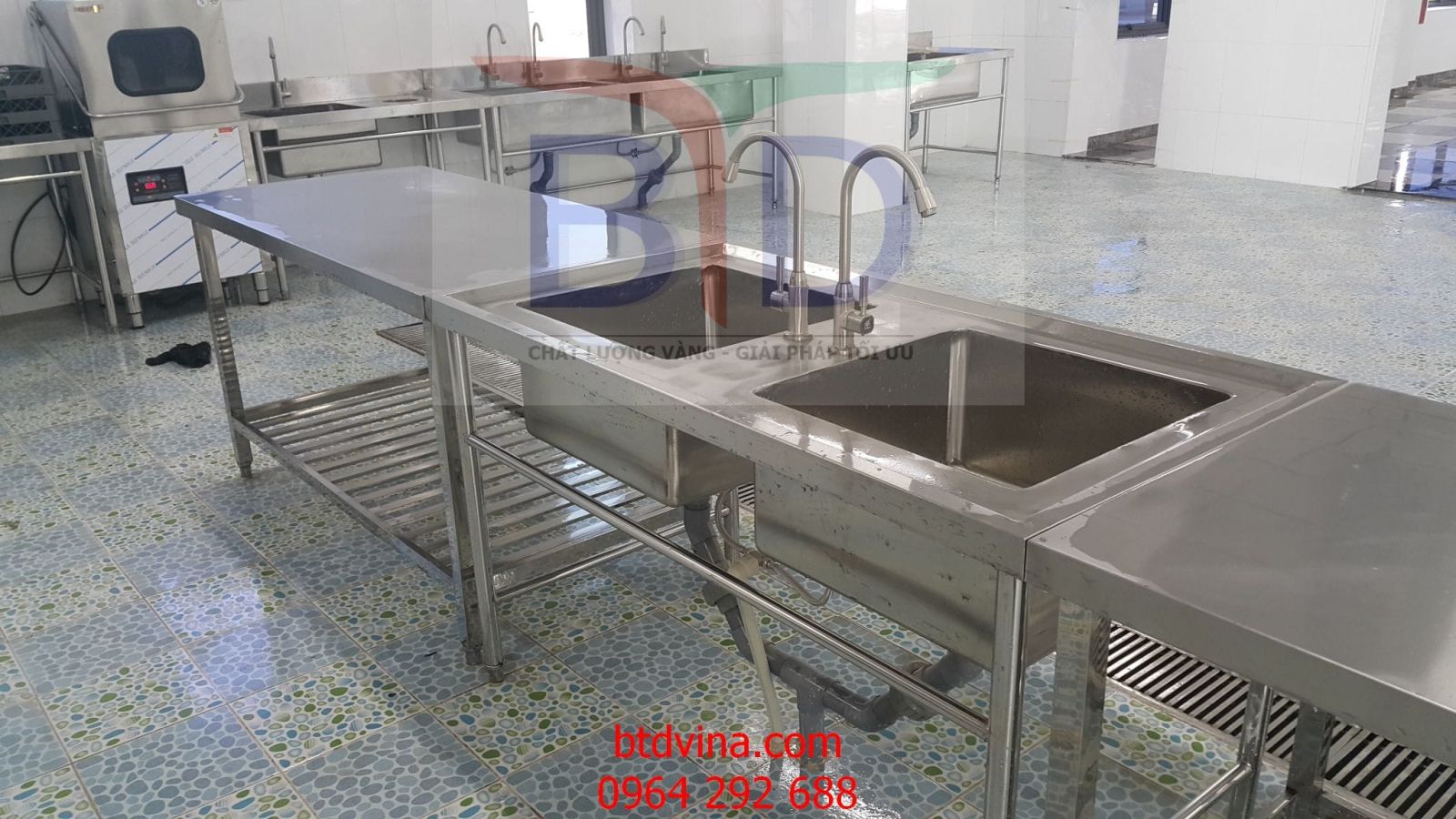Máy rửa bát công nghiệp Hàn Quốc Dophin tại khu bếp nhà máy Hanyang Digitech Vina- Phú Hà- Phú Thọ