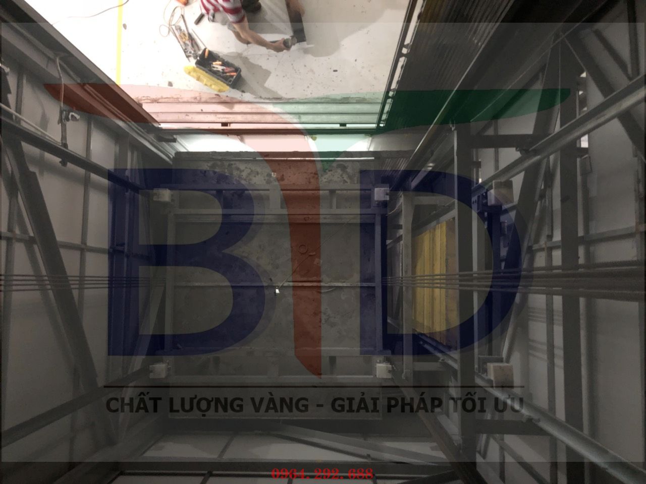Bên trong khung hố thang máy tải hàng 1000kg- 02 stops tại khi xưởng may Bắc Giang LNG