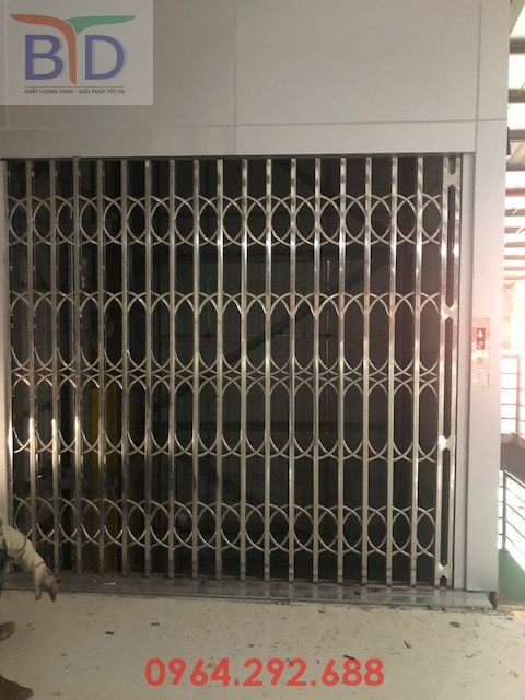 Cửa xếp inox tầng 2 thang máy tải hàng 1000kg- 02 stops tại khi xưởng may Bắc Giang LNG