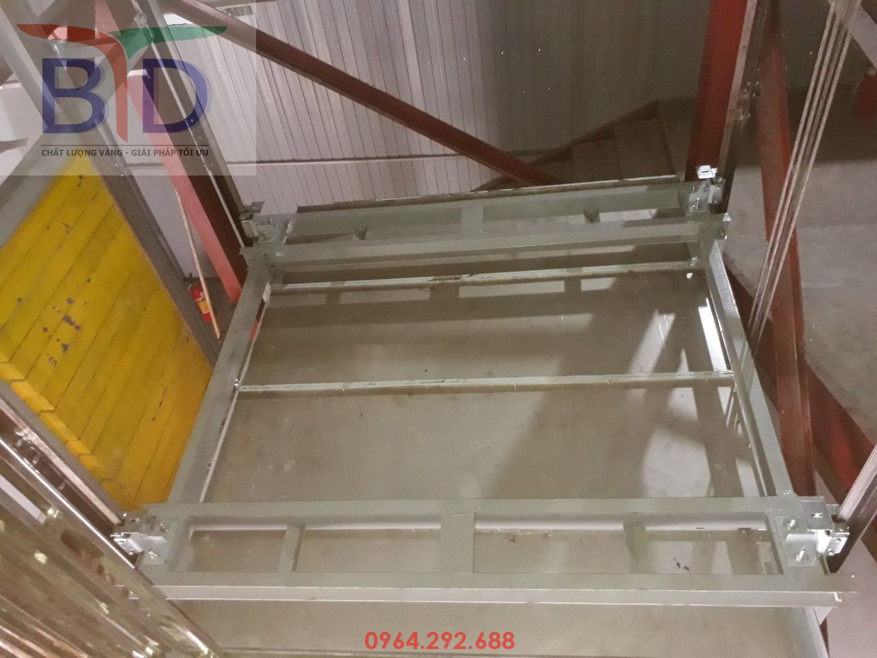Mặt trên cabin thang máy tải hàng 1000kg- 02 stops tại khi xưởng may Bắc Giang LNG