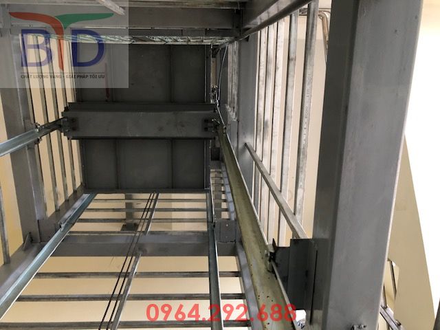 Mặt trên cabin thang máy chở tài liệu 300kg- 2 stops tại kho vật chứng công an Ba Vì- Hà Nội