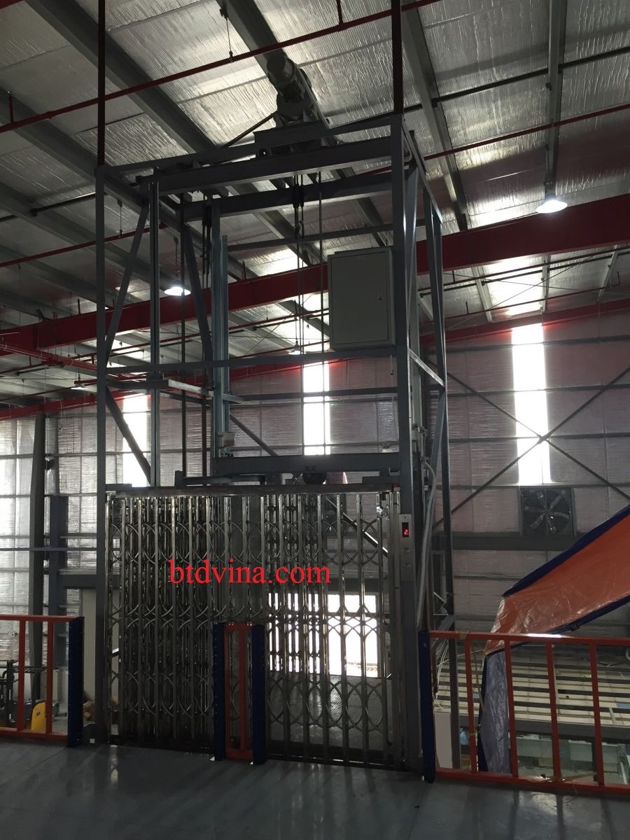 Cửa xếp inox lắp đặt cho thang máy tải hàng 500kg tại canifa Hưng Yên