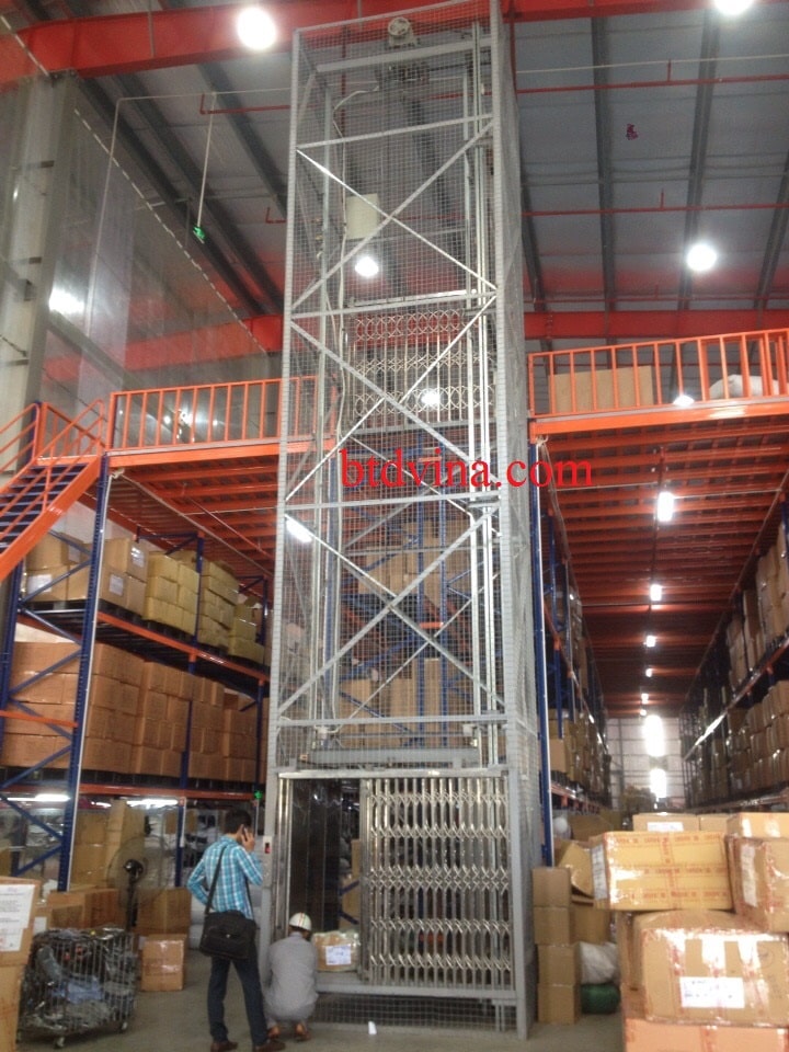 Cho thang máy tải hàng 500kg lắp đặt tại công ty may Canifa vào sản xuất
