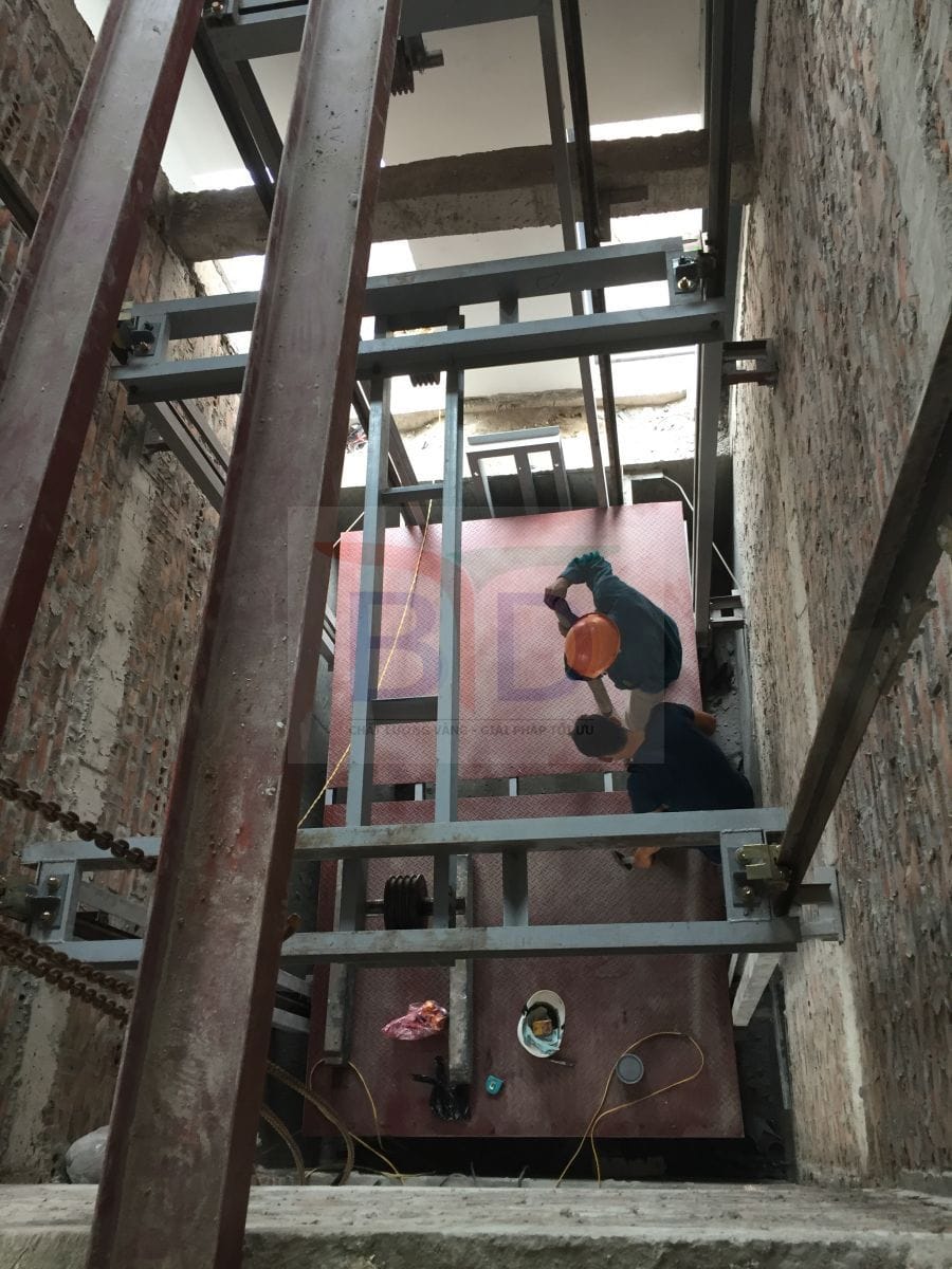 Quá trình lắp đặt thang máy tải hàng 1 tấn cho công ty Canifa tại Hưng Yên