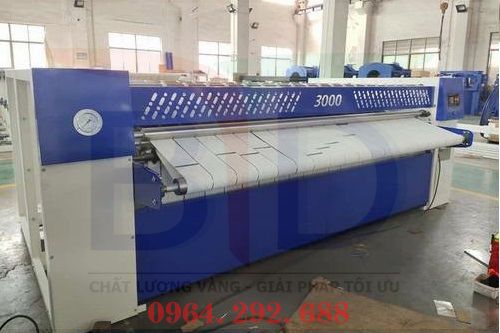 Máy là lô công nghiệp tại nhà máy dệt may Nam Định